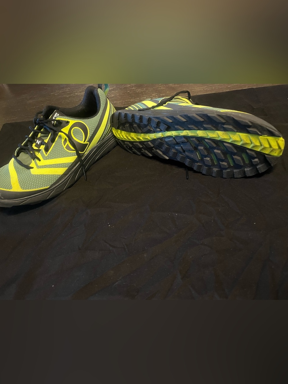 Pearl Izumi Men’s High-Visibility Yellow and Black Trail Running Shoes